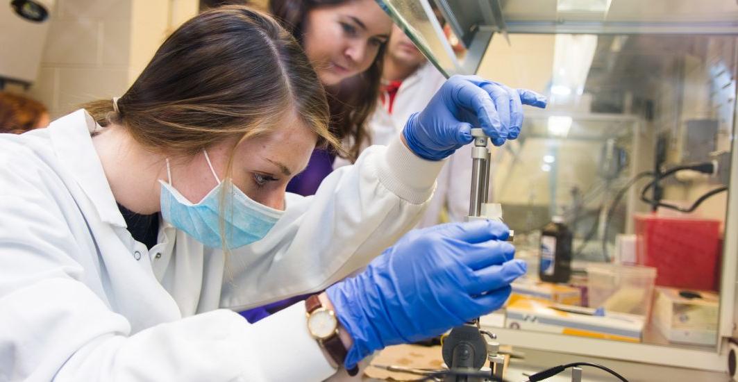 Neuroscience majors perform an experiment in a lab. Earn your neuroscience degree at Carthage Col...